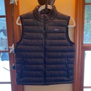 Boys Patagonia dark grey vest size XL